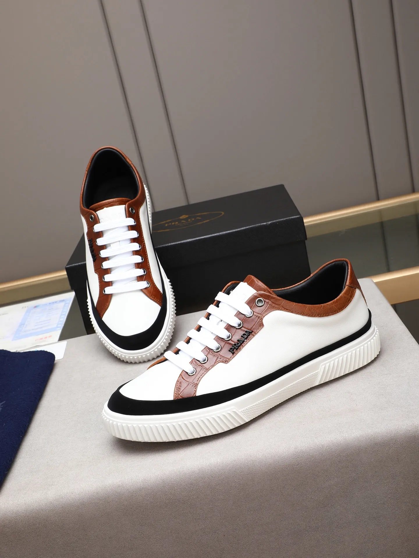 Men's shoes💰420💰 Brand: PRADA (Prada) Standard code: Men's code 38–44 (45 can be customized) Material: Original cowhide, breathable sheep lining Special outsole Style category: Men's fashionable casual sneakers Low-key luxury! Color: actual picture color